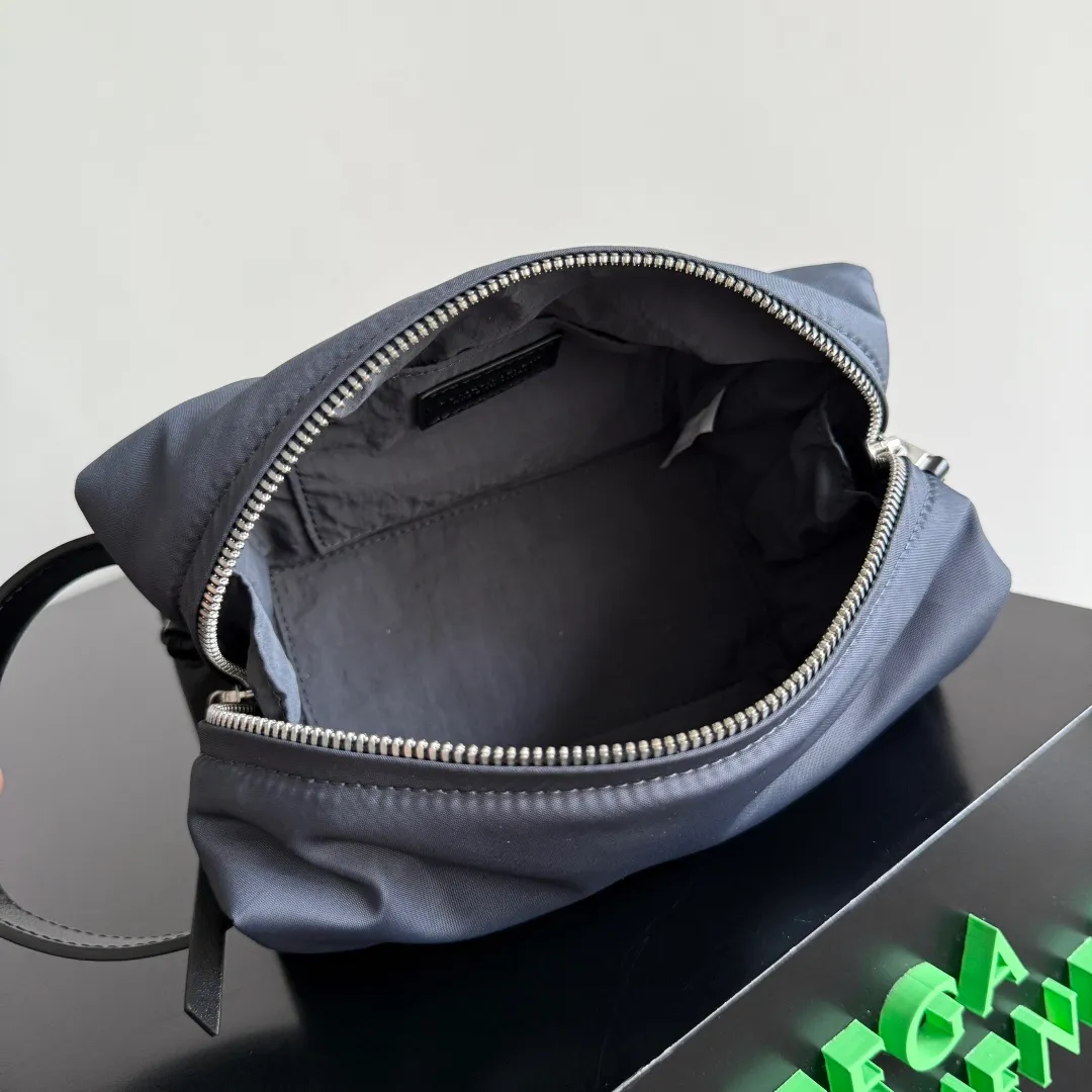 Batch 1160 Bottega Veneta When BV's classic genes are integrated into daily storage, this new bag directly understands the "advanced practical aesthetics"✨The new storage bag reshapes the sense of daily ritual with a low-key luxury attitude. The selection of high-quality nylon is light but tough. It reflects BV's dedication to quality. It can withstand the bumps of the journey and complement the daily sophistication. The large capacity is amazing, and the partitioned storage is ingeniously designed. Cosmetics and small items are in their proper places. Business trips, travels, and commuting are all about worry-free storage in one package. Style number: 806369 Size: 20*10*9cm